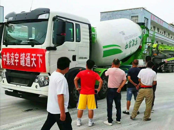開攤啦！凌宇攪拌車“擺攤兒”湖北，客戶當(dāng)場(chǎng)下單！