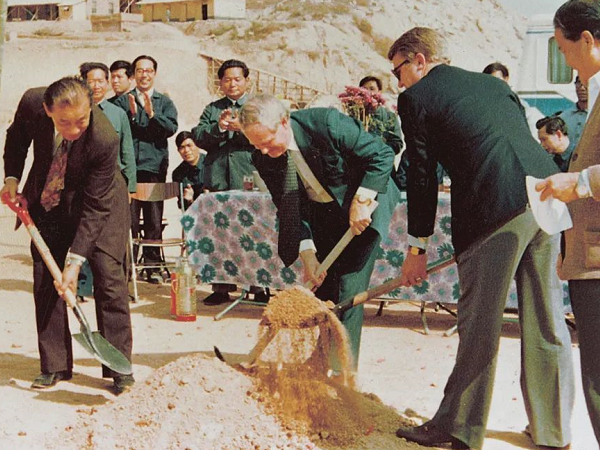 人民日?qǐng)?bào) | 麥伯良：敢闖敢試，泥路走成幸福路