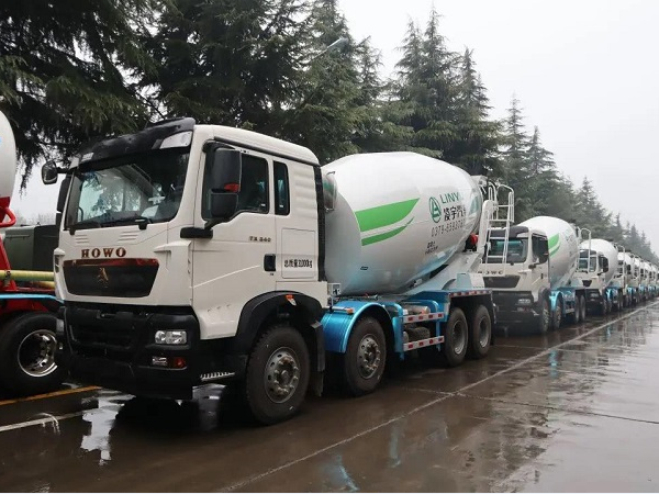 春雨濛濛，氣勢(shì)如虹！凌宇攪拌車(chē)震撼發(fā)車(chē)！