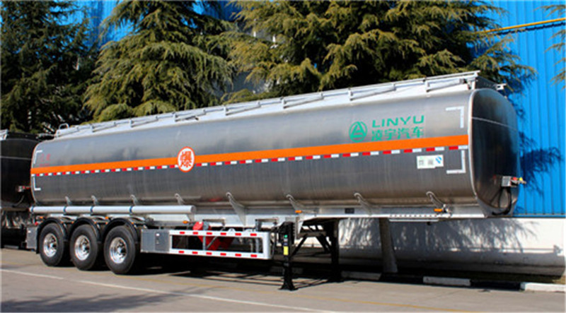 凌宇液罐車(chē)頻頻被老客戶(hù)點(diǎn)贊，性能獲大眾認(rèn)可